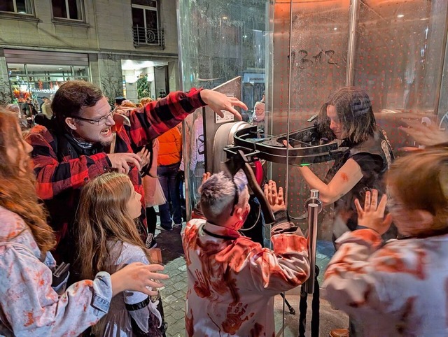 Beim 13. Zombie-Walk durch Basel musst... Lebenden wieder der Untoten erwehren.  | Foto: Katharina Kubon