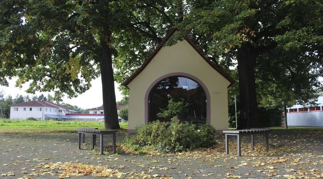 Drei Lindenbume bilden ein schtzendes Dach fr das kleine Gotteshaus.  | Foto: Sara-Lena Mllenkamp