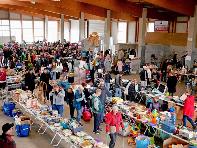 Beim Verschenkemarkt in Titisee-Neusta...viel los. Das war auch dieses Jahr so.  | Foto: Eva Korinth