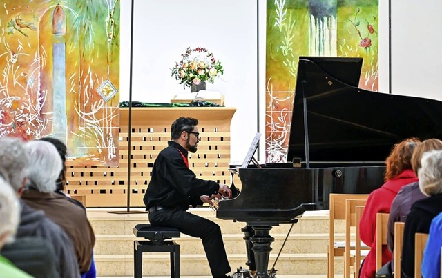 Pervez Mody beim  Konzert in der Katha... Stoffbildern eines persischen Gartens  | Foto: Endrik Baublies