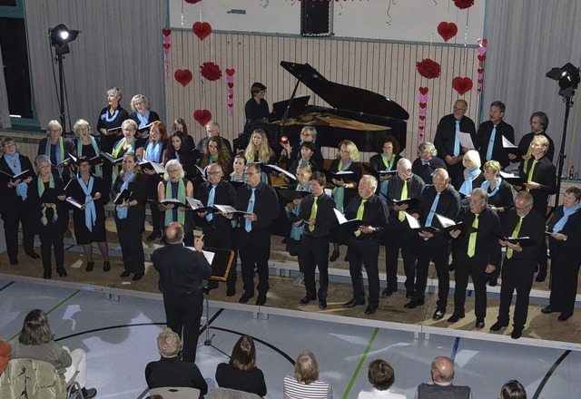 Zum Schluss stehen die beiden Chre gemeinsam auf der Bhne.  | Foto: Sonja Niederer