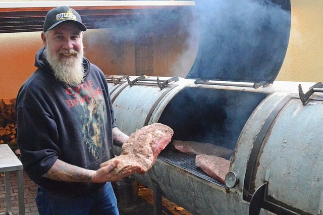 Vorbereitung ist alles: Am Mittwochnac...ert Wagner das Fleisch auf den Smoker.  | Foto: Benedikt Hecht