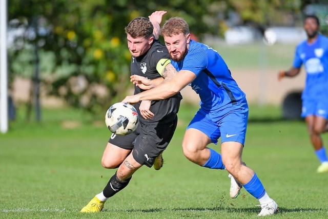 Timo Glattacker (FC Wittlingen, links) mit Sren Pfeiler (TuS Lrrach-Stetten)  | Foto: Gerd Gruendl