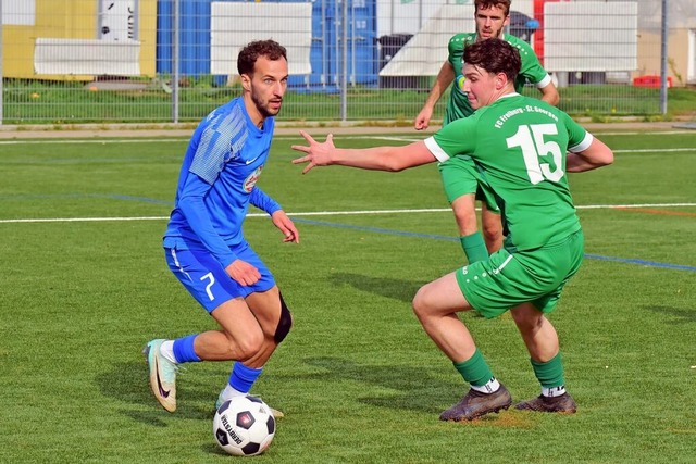 Beinahe htte Niclas Haller (blaues Tr...er Angelino Kobi) die Punkte zu Hause.  | Foto: Daniel Thoma