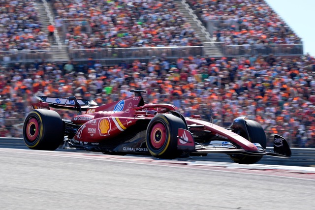 Leclerc &uuml;bernimmt fr&uuml;h die F...ung und f&auml;hrt ein starkes Rennen.  | Foto: Eric Gay/AP/dpa