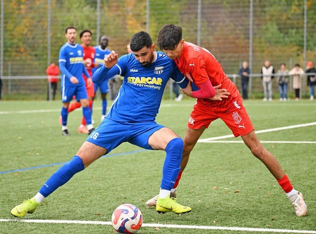 Der FC Waldkirch (blau) landet am Woch...e einen Befreiungsschlag (Archivbild).  | Foto: Achim Keller