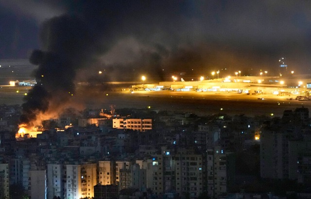 Flammen und Rauch steigen auf nach ein...eh, einem sdlichen Vorort von Beirut.  | Foto: Hussein Malla (dpa)