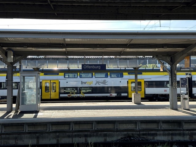 Ein Regionalzug steht in Offenburg am Bahnhof (Symboldbild).  | Foto: Helmut Seller