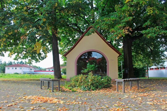 Drei Lindenbume bilden ein schtzendes Dach fr das kleine Gotteshaus  | Foto: Sara-Lena Mllenkamp