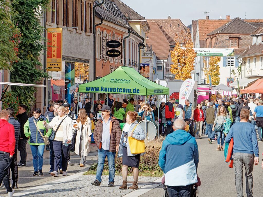 „Herbolzheimat im Herbst“: Der Kinder- und Familientag verwandelt die gesperrte Hauptstrae am Sonntag in eine lebendige Flaniermeile mit Schnppchenangeboten, Genuss und Unterhaltung.