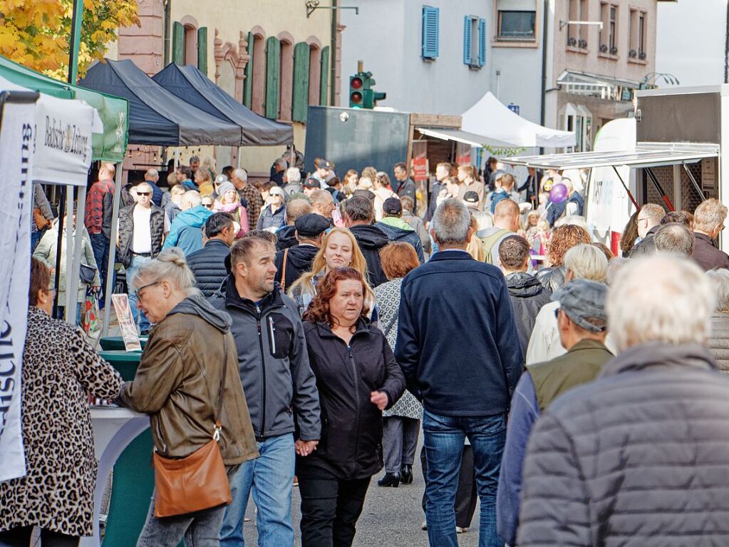 „Herbolzheimat im Herbst“: Der Kinder- und Familientag verwandelt die gesperrte Hauptstrae am Sonntag in eine lebendige Flaniermeile mit Schnppchenangeboten, Genuss und Unterhaltung.