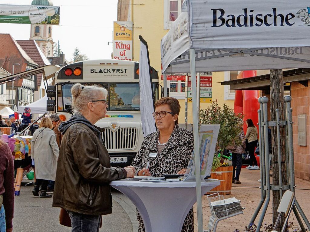 „Herbolzheimat im Herbst“: Der Kinder- und Familientag verwandelt die gesperrte Hauptstrae am Sonntag in eine lebendige Flaniermeile mit Schnppchenangeboten, Genuss, Unterhaltung und Information wie hier am Stand der Badischen Zeitung.