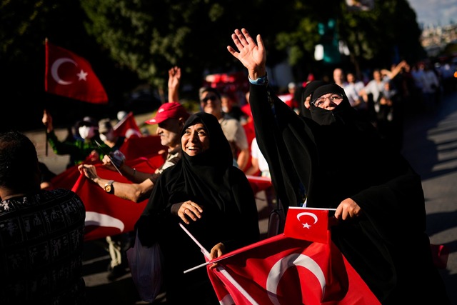 Menschen halten t&uuml;rkische Flaggen.... Juli 2016 versammelten. (Archivbild)  | Foto: Francisco Seco/AP/dpa