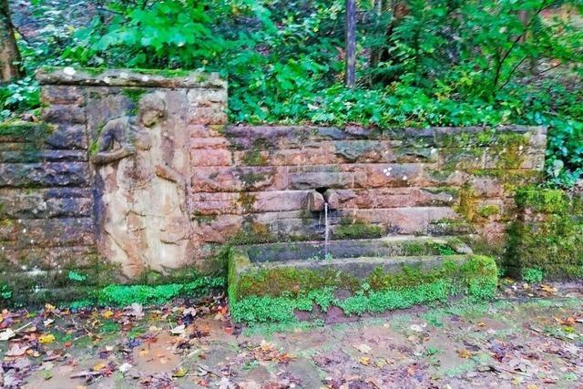 Der Fischerknab-Brunnen am Waldrand von Lahr sprudelt wieder