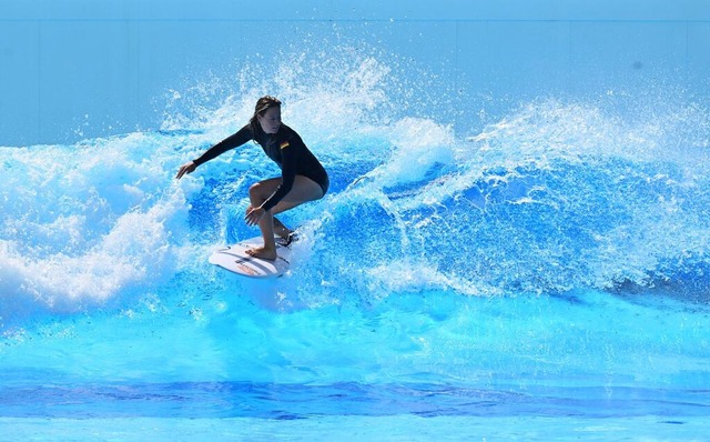 Olympia-Surferin Camilla Kemp reitet e... Surfpark in Hallbergmoos bei Mnchen.  | Foto: Felix Hrhager (dpa)