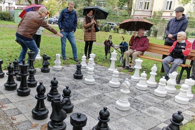 Das Riegeler Freiluft Schachbrett wurde mit dem Nachspielen einer berhmten Partie "unsterblich" eingeweiht