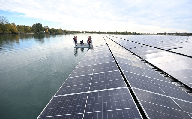 Seit dem 1. August flie&szlig;t Strom ...werk an dem Baggersee. (Foto aktuell).  | Foto: Bernd Wei&szlig;brod/dpa