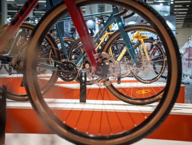 Rder an einem Stand auf der Internationalen Fahrrad-Fachmesse Eurobike  | Foto: Frank Rumpenhorst (dpa)