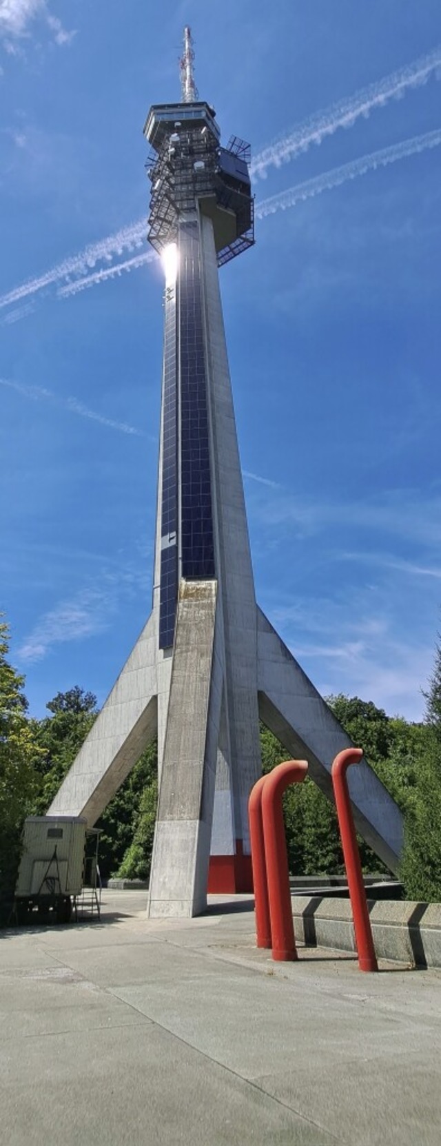 Wie auf einer Raketenstartrampe steht der Chrischona Sendeturm da.  | Foto:  Steffi Weickert