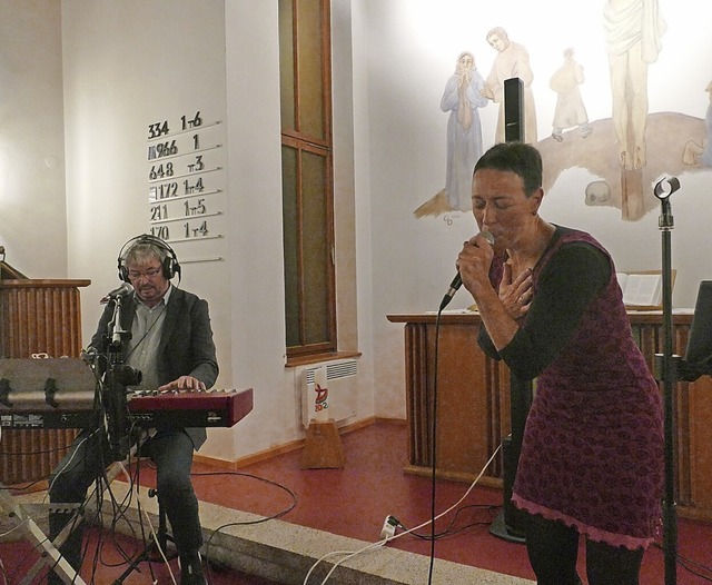 Das Duo Mario Enderle und Steffi Lais in der Johanneskirche in Minseln.  | Foto: Sebastian Kurtenacker