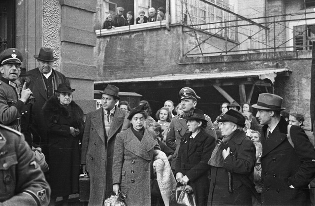 Eines der Fotos im Lrracher Stadtarch...ine Bloch, davor Karl und Paula Bloch.  | Foto: Rolf Reimann