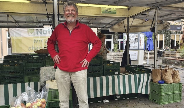 Helmut Fischer vom Wein- und Hofgut St...un einen Stand mit Bio-Lebensmitteln.   | Foto: Fabio Mirandola