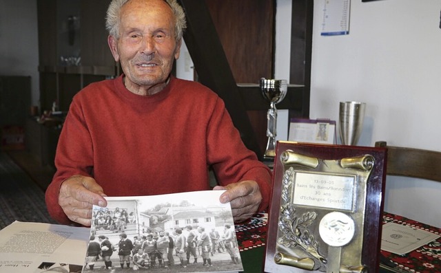 Josef Gut mit einem Foto aus alten Zeiten.  | Foto: Martha Weishaar