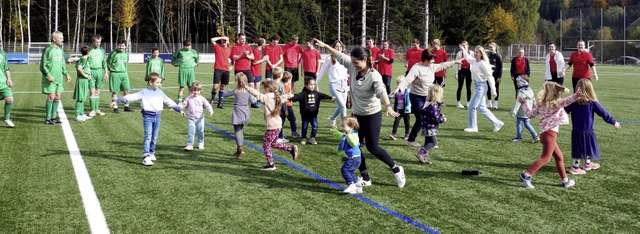 Der Kindergarten fhrte zwei Mitmacht...hilbi-Kick mit Applaus bedacht wurden.  | Foto: Eva Korinth