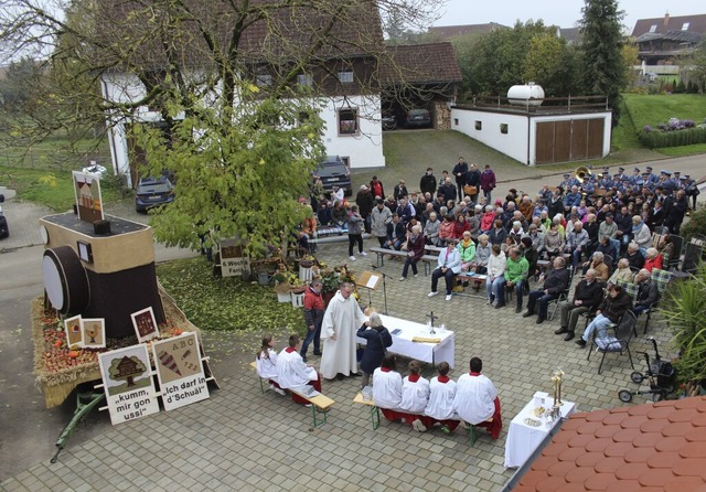 Viele Glubige fanden sich zum Ernteda...enst auf dem Hof der Familie Heer ein.  | Foto: Christa Maier