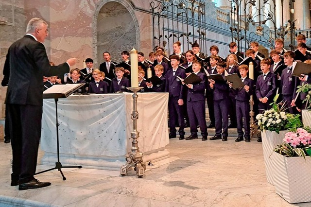 Die Regensburger Domspatzen unter Leitung von Domkapellmeister Christian Hei  | Foto: Renate Griesser