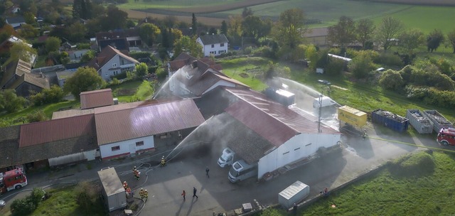 Mit vereinten Krften &#8222;lschten&...e Feuerwehren das weitlufige Anwesen.  | Foto: Jens Reinacher