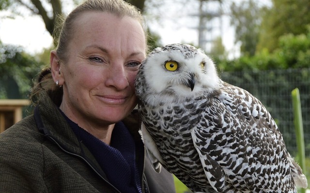 Tanja Beisert mit Schneeeule Snowy  | Foto: Hannah Fedricks Zelaya