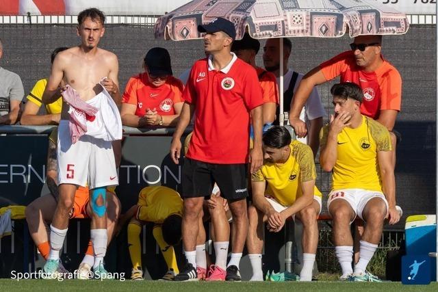 Schlge und Rudelbildung nach Fuballspiel zwischen dem Trkischen SV Singen und Freiburger FC