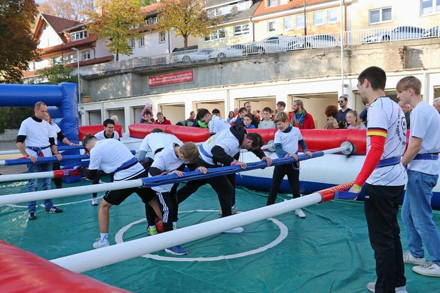 Skurril mutet das Menschen-Kicker-Turn...unterhaltsamen Krftemessens wnschen.  | Foto: Martha Weishaar