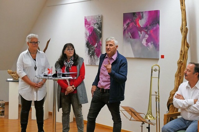 Brigitte Bosch, Silvia Bchle und Wolfgang Trimpin luden zur Vernissage.  | Foto: Heidrun Simoneit