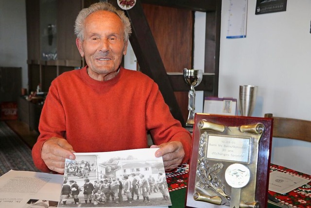 Josef Gut mit einem Foto aus alten Zeiten.  | Foto: Martha Weishaar