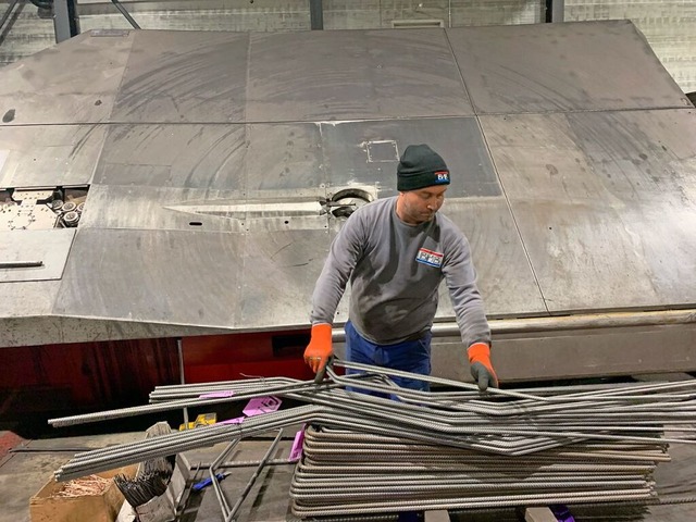 Auch staubig und laut kann es in den ...u 600 Tonnen Stahl verarbeitet werden. | Foto: Mario Schöneberg Auch staubig und laut kann es in den ...u 600 Tonnen Stahl verarbeitet werden. | Foto: Mario Schöneberg