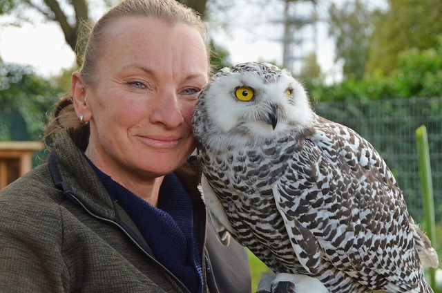 Tanja Beisert mit Schneeeule Snowy  | Foto: Hannah Fedricks Zelaya