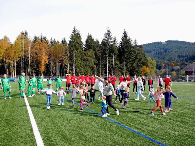 Der Kindergarten fhrte zwei Mitmacht...hilbi-Kick mit Applaus bedacht wurden.  | Foto: Eva Korinth