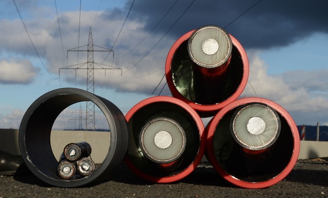 Die ersten Kabel f&uuml;r die Stromaut...link sind verlegt worden. (Archivfoto)  | Foto: Julian Stratenschulte/dpa