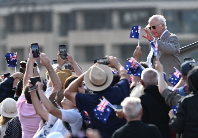 Charles und Camilla nahmen am Opernhaus von Sydney ein Bad in der Menge.  | Foto: Dean Lewins/AAP/dpa