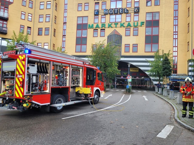 Die Feuerwehr ist aktuell im Rheincenter im Einsatz  | Foto: Feuerwehr Weil am Rhein