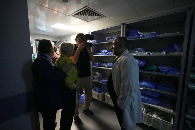 Der Leiter des Al-Sahel-Krankenhauses ...rfe eines Bunkers unter der Klinik ab.  | Foto: Hassan Ammar/AP