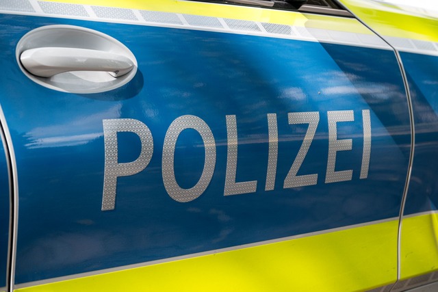 Eine Frau hat eine Jugendliche mit einem Messer verletzt. (Symbolbild)  | Foto: Daniel Vogl/dpa