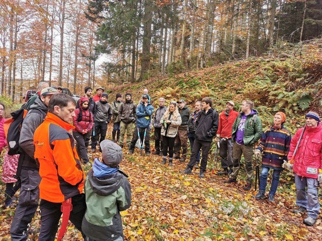 Die Freiwilligen fr die Habitatpflege...el werden in die Arbeiten eingewiesen.  | Foto: Veranstalter