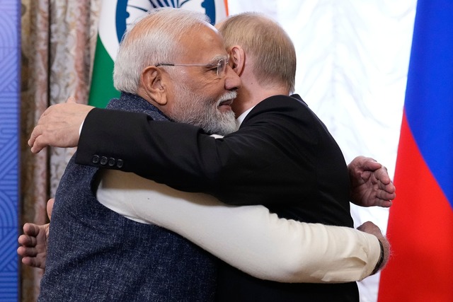 Die Umarmung mit Modi liefert Putin ei...tional trotz Krieg nicht isoliert ist.  | Foto: Alexander Zemlianichenko/Pool AP/dpa