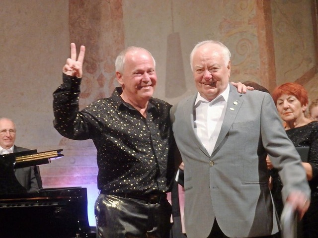 Baritonsolist Werner Dold (rechts) beg...egleitete am Klavier und an der Orgel.  | Foto: Bianca Flier