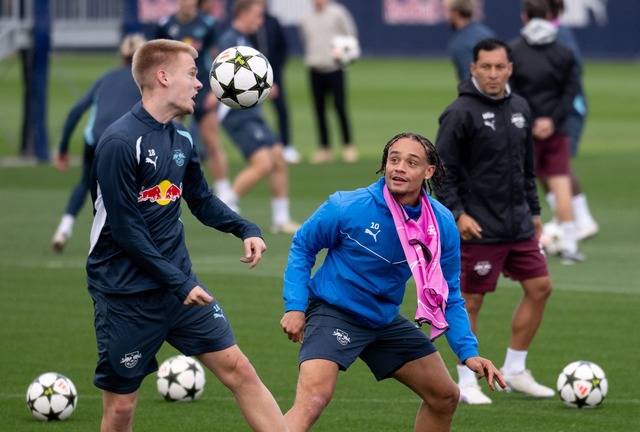 Xavi Simons (r.) k&ouml;nnte f&uuml;r ...schiedsspieler gegen Liverpool werden.  | Foto: Hendrik Schmidt/dpa