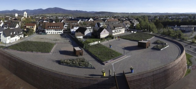 Blick vom 35 Meter hohen Neuenburger B... aber sicher geht es an die Bebauung.   | Foto: Volker Mnch