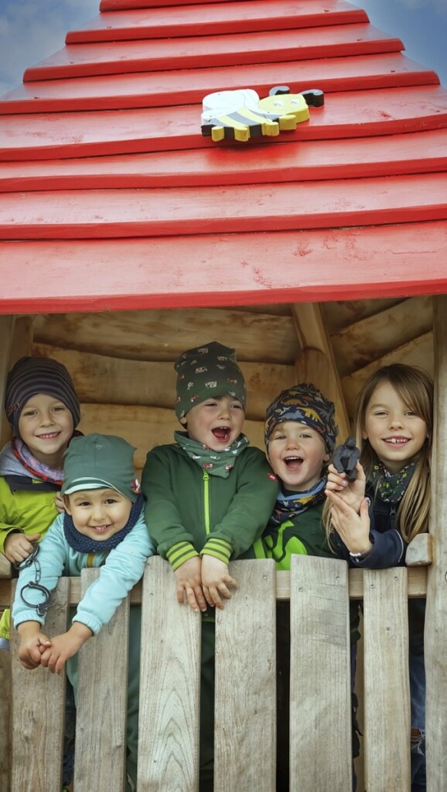 Die Holzschlger Kinder freut&#8217;s. Sie haben einen neuen Spielplatz.  | Foto: Wolfgang Scheu